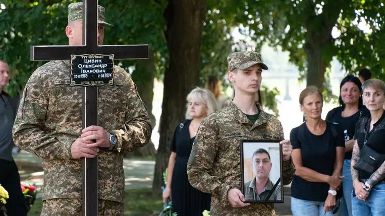 Ungváron örök nyugalomra helyezték Olekszandr Cibik honvédet, Ukrajna Nemzeti Gárdájának 38 éves őrmesterét. Fotó: Ungvári Városi Tanács