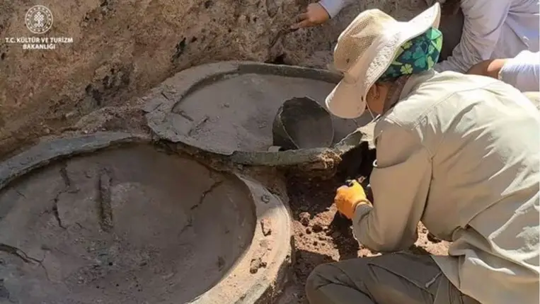 Urartu: Bronz pajzsokat és egy sisakot fedeztek fel az Ayanis-kastélyban 
