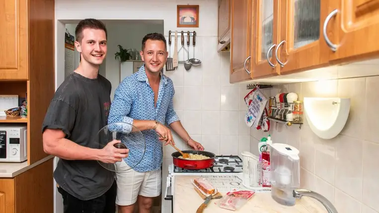 Peter Srámek öccse piszkosul jóképű pasi