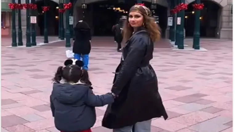 Radics Gigi kislánya már 4 éves: Disneylandben jártak a copfos Bellával