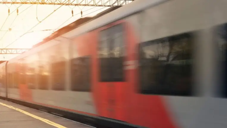 Robbanás történt az EP-képviselőket szállító vonaton, menekíteni kellett a politikusokat