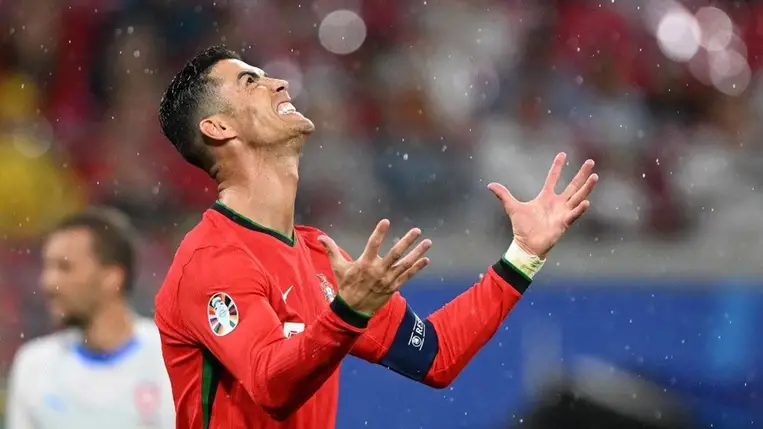 Milliókat bukhat Cristiano Ronaldón az UFC-legenda