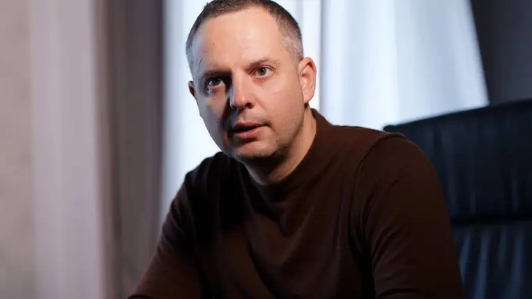  Zelenszkij menesztette Rosztiszlav Surmát, az Elnöki Hivatal helyettes vezetőjét