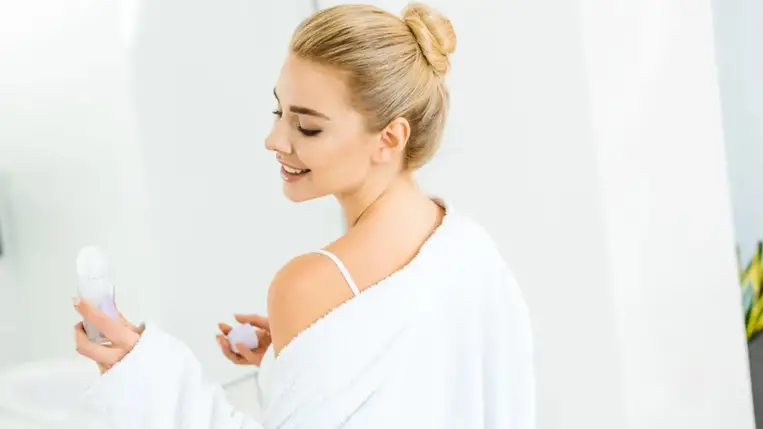 Ha sárgul a fehér póló: a módszer, amivel eltüntetheted a dezodor foltokat 