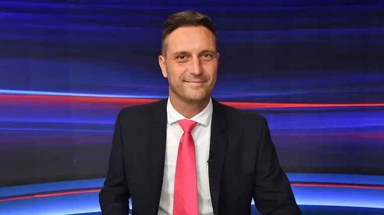 12 év után válik Szebeni István