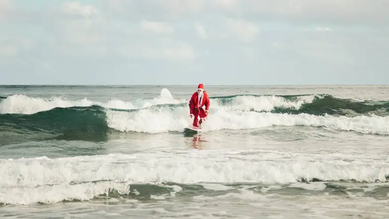 Szörföző Mikulás, csirkekosár és görkorcsolyás felvonulás – így ünneplik a karácsonyt világszerte