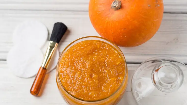 Feltölti, hidratálja a bőrt, halványítja a foltokat