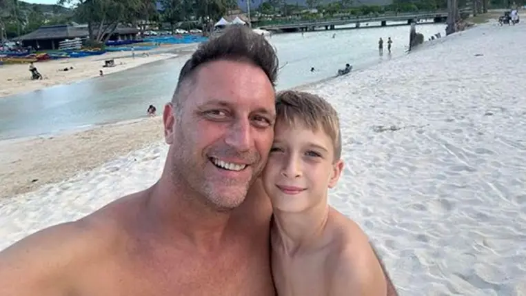 Szebeni István fia már ilyen nagy: a volt híradós Patrikkal Hawaiin fotózkodott
