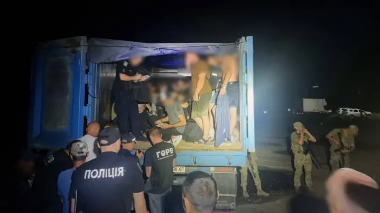 Ukrajnában a határőrök feltartóztattak egy teherautót az Odesza régióban, a moldovai határ közelében. A pótkocsiban gabona helyett 40 férfi volt. Fotó: Ukrán Állami Határőrszolgálat