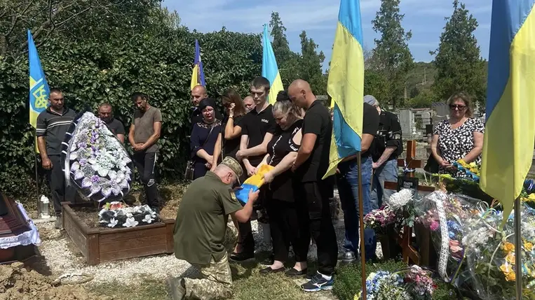 A Beregszászi kistérség utolsó útjára kísérte az ellenséggel vívott harcban elesett védőt, Denisz Rusznok rádiótelefonos szakembert.  Fotó: Babják Zoltán Facebook-oldala