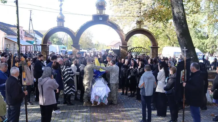 Kárpátalján végső búcsút vettek a 34 éves Jevhen Timár védőtől. Visszatért Kanadából, hogy megvédje Ukrajna függetlenségét. Fotó: Bilki (Bilke) kistérség/Facebook