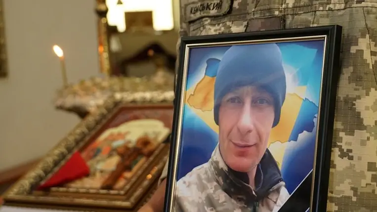 Utolsó útjára kísérték Munkácson Ruszlan Jancsevszkij elesett védőt. Fotó: Munkácsi Városi Tanács