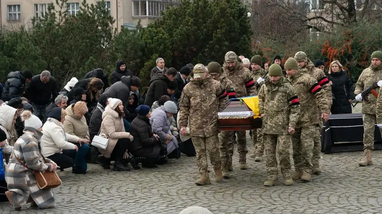 Ungváron utolsó útjára kisérték a háborúban elesett 40 éves Pavlo Petrovszkij védőt.  Fotó: Ungvári Városi Tanács