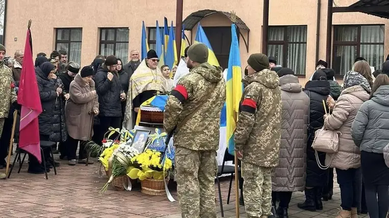 Kárpátalján, Técső városában eltemették a háborúban elesett 33 éves Mikola Osztapenko katonát. Fotó: Técsői Városi Tanács/Facebook