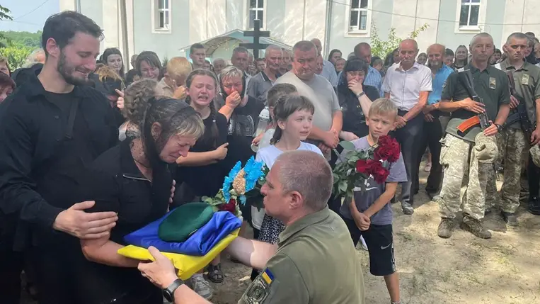 Utolsó útjára kísérték a háborúban elesett 21 éves beregszászi járási őrmestert. Fotó: Ukrán Állami Határőrszolgálat 