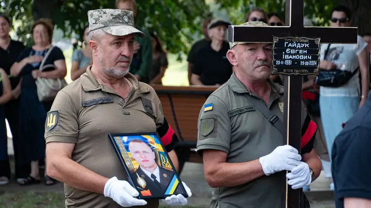 Ungváron utolsó útjára kísérték a háborúban meghalt 42 éves Jevhen Hajduk századost. Fotó: Ungvári Városi Tanács/Facebook