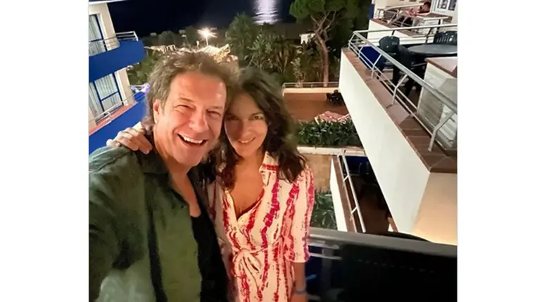 Till Attila gyönyörű feleségével szelfizett