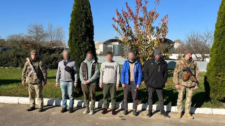 A Tisza folyón keresztül akart 5 katonaköteles férfi átjutni Magyarországra. Az ukrán határőrök 300 méterre a határától tartóztatták fel őket. Fotó: Ukrán Állami Határőrszolgálat