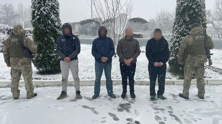 Az ukrán határárök figyelmeztető lövések leadásával állították meg az életüket kockáztató férfiakat, akik a Tisza folyón akartak átkelni Magyarországra. Fotó: DPSZU.