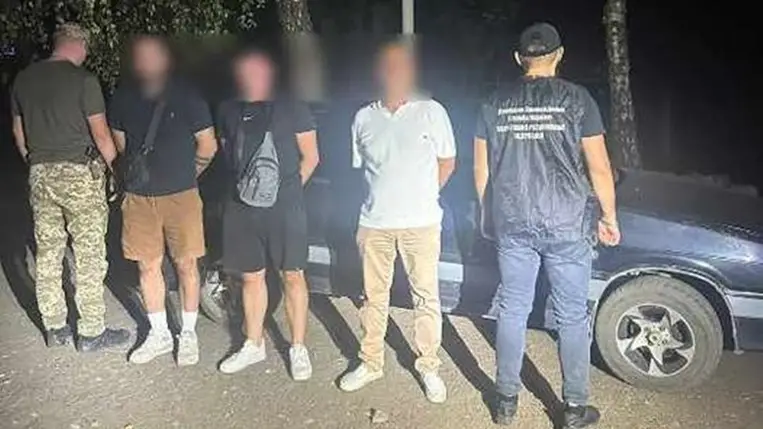 Két férfi és egy embercsempész bukott le a Tisza közelében Kárpátalján. Fotó: Ukrán Állami Határőrszolgálat.