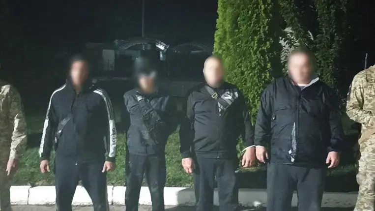 Tiszaújlak közelében elfogtak négy férfit, akik a Tisza folyón keresztül akartak Magyarországra eljutn. Fotó: Ukrán Állami Határőrszolgálat 