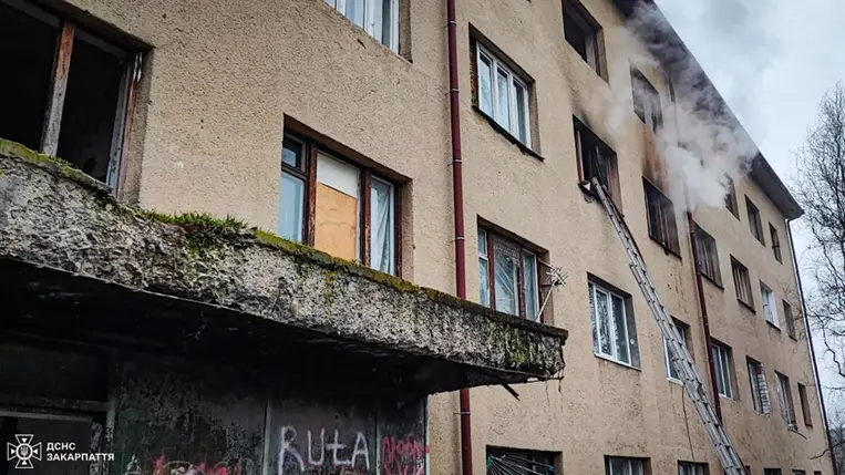 71 éves nő vesztette életét egy elhagyatott lakóházban kitört lakástűzben. Fotó: DSZNSZ