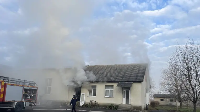 Tűz keletkezett a Beregszászi járásban található Jánosi Líceum raktárhelyiségében. Fotó: Babják Zoltán/Facebook