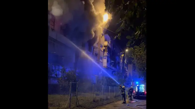 Tűz ütött ki egy ötemeletes lakóházban Nagyszőlősön.  Fotó: Videorészlet
