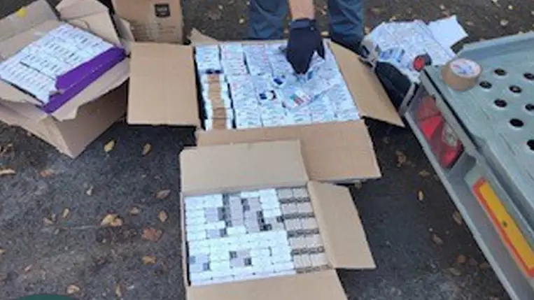 Közel négymillió forint ukrán cigarettát rejtettek a furgon csomagjai. Fotó: NAV