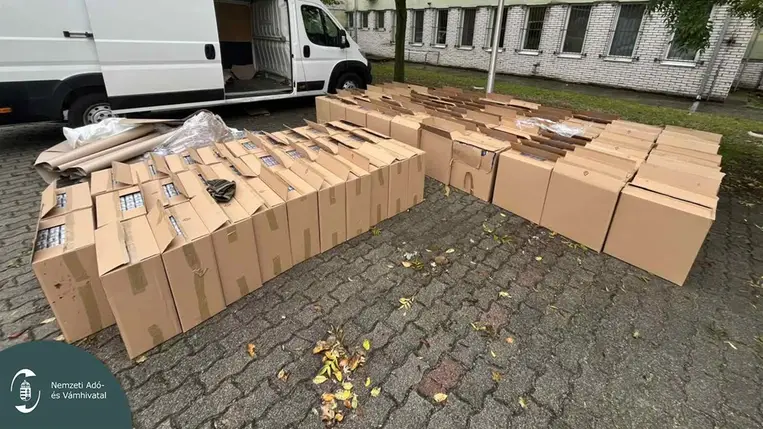 Több mint 260 millió forint értékű adózatlan cigarettát találtak a NAV munkatársai  két szlovák rendszámú kisteherautóban. Fotó: NAV