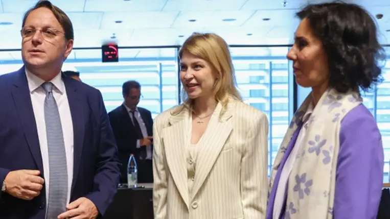 Várhelyi Olivér az Európai Bizottság bővítésért és szomszédságpolitikáért felelős tagja, Olha Sztefanisina ukrán miniszterelnök-helyettes és Hadja Lahbib belga külügyminiszte(Fotó: MTI/EPA/Olivier Hoslet)