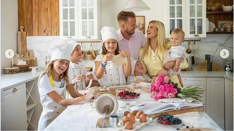 Vasvári Vivien a saját és férje gyerekeivel