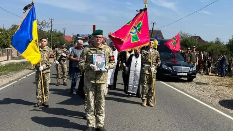 A Nagydobronyi kistérséghez tartozó Dimicső községben utolsó útjára kisérték a 35 éves Leonid Titonenkót. Fotó: Ukrán Állami Határőrszolgálat
