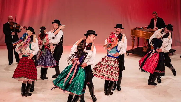 „Együtt a tánc erejével” - Külhoni néptáncszínházak és népszerű budapesti együttesek a Határtalan Táncfőváros programjában