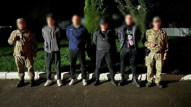 Kárpátalján a tiszaújlaki határőrök őrizetbe vettek négy férfit, akik a Tisza folyón keresztül szándékoztak átjutni Magyarországra. Fotó: Ukrán Állami Határőrszolgálat 