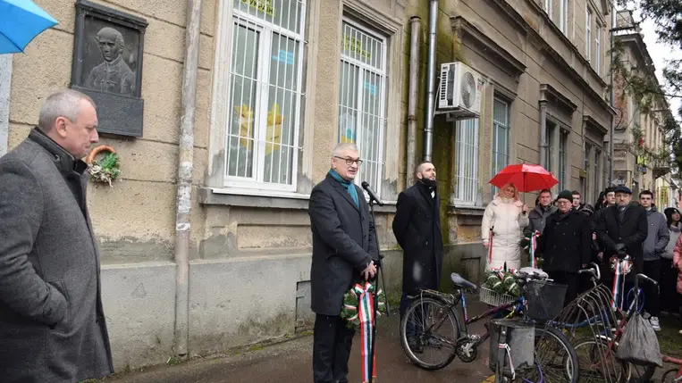 Főhajtás a beregszászi Kölcsey-emléktáblánál - Kultúránk – menedék és erőforrás. Fotó: Kárpátinfó/ Kovács Elemér