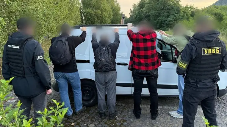 Kárpátalján egy férfi 10 ezer dollárt kínált egy határőrnek, hogy segítse négy hadköteles férfi illegális átkelését a magyar határon. A vesztegetőt tetten érték. Fotó: Ukrán Állami határőrszolgálat