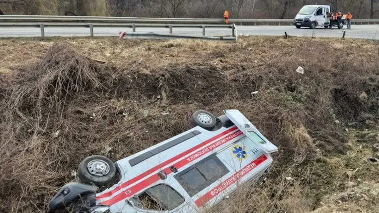 Ungvár közelében balesetet szenvedett egy mentőautó