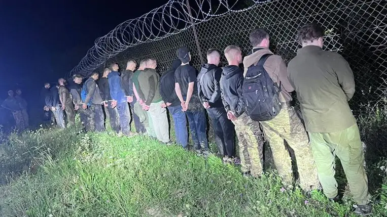 19 ukrán férfit tartóztattak fel illegális határátlépés közben a szlovák határon. Fotó: DPSZU