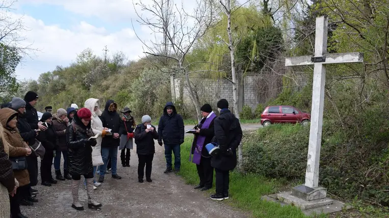 Keresztút a beregszászi Kerek-hegyen - Szenvedés, önmegtagadás, szeretet. Fotó: Kárpátinfó/ Kovács Elemér