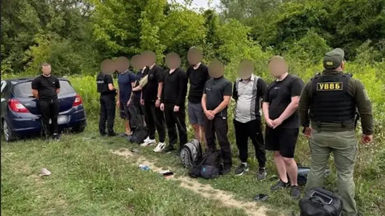 Egy 21 éves nagyszőlősi fiatal 36 ezer dollárt ajánlott egy határőrnek, hogy segítsen nyolc ukrán állampolgárt átcsempészni Romániába. A férfit tetten érték. Fotó: DPSZU
