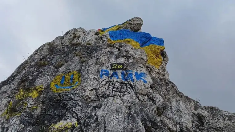 Ukrán nemzeti színűre festették le Magyarország egyik védett természeti csodáját. Fotó: Facebook/Duna-Ipoly Nemzeti Park