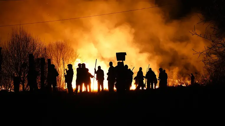 A kárpátaljai katasztrófavédelem munkatársai küzdenek a lángokkal 2025. március 11-én (Fotó: Rendkívüli helyzetek kárpátaljai szolgálata/Facebook)