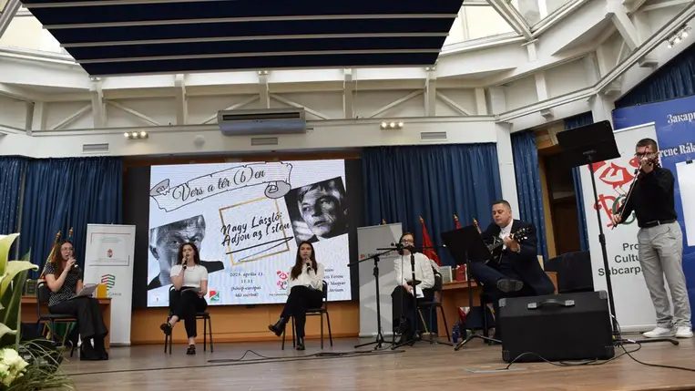 Vers a tér(b)en. Villámcsődület a Rákóczi Főiskolán több mint 600 résztvevővel - Temetők helyett életet. Fotó: Kárpátinfó/ Kovács Elemér