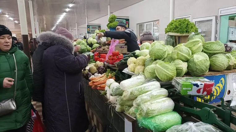 Zöldségpiac – elmaradt az ünnepek előtti nagy vásárlói roham - Télen drágább az élet. Fotó: Kárpátinfó/ Kovács Elemér