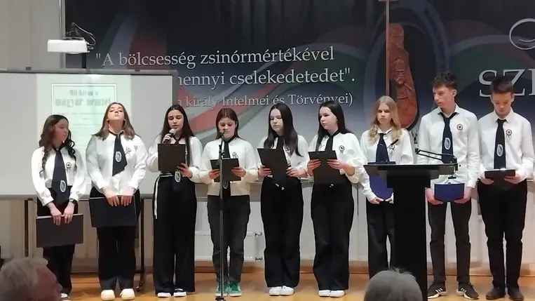 Zenés-irodalmi összeállítás a Munkácsi Szent István Líceumban -  Könyvbemutató és ünnepi megemlékezés