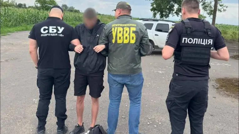 A kárpátaljai rendőrök elfogtak egy férfit, aki 8000 dollárért próbált meg illegálisan átcsempészni egy dnyipropetrovszki katonakötelest Magyarországra. Fotó: Ukrán Nemzeti Rendőrség