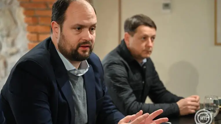 Nacsa Lőrinc, a Miniszterelnökség nemzetpolitikáért felelős államtitkára Sepsiszentgyörgyön 2025. február 20-án. Mellette Tamás Sándor, Kovászna Megye Tanácsának elnöke . MTI/Kátai Edit