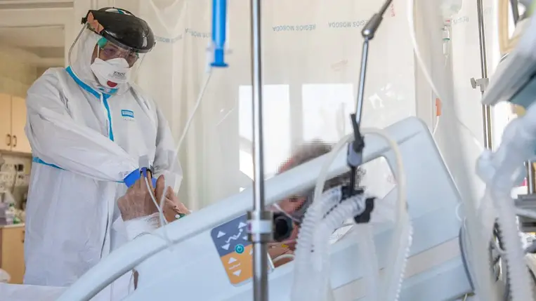 Molnár István osztályvezető főorvos egy beteget lát el az orosházi Dr. László Elek Kórház és Rendelőintézet Aneszteziológiai és intenzív Terápiás Covid-osztályán 2021. április 23-án (Fotó: MTI/Rosta Tibor)