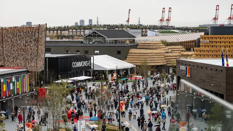  Látogatók az Oszakai Világkiállításon (Fotó: MTI/Szigetváry Zsolt)